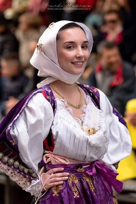 Sardinian Folk Costumes Costumi Sardi Donne Costumi Sardegna