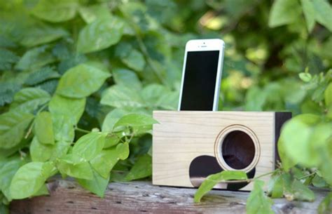 Acoustic Iphone Dock Amplifies Sound Naturally Complex