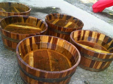 Tempatkan bak penampung tepat di bawah botol penyaring. Penjual ember kayu, gentong kayu / barrel ( tahang ): 2012