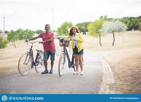 Pareja De Ancianos Caminando Con Bicicletas Juntas Foto De Archivo
