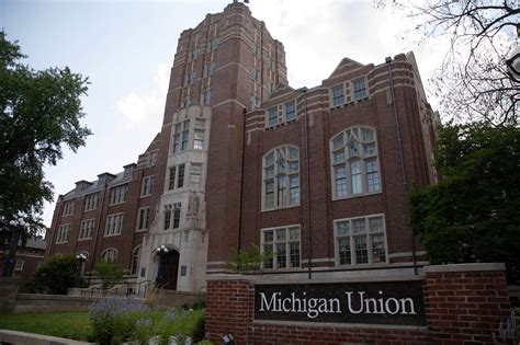 Quarantined University of Michigan student rips school's protocol