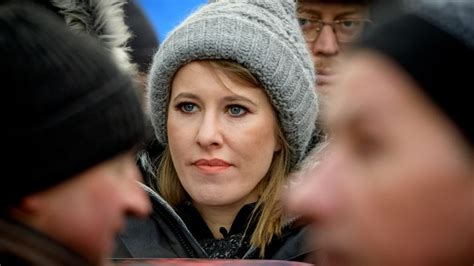 ksenia sobchak kremlin critic with ties to putin flees russia after apartment search cnn