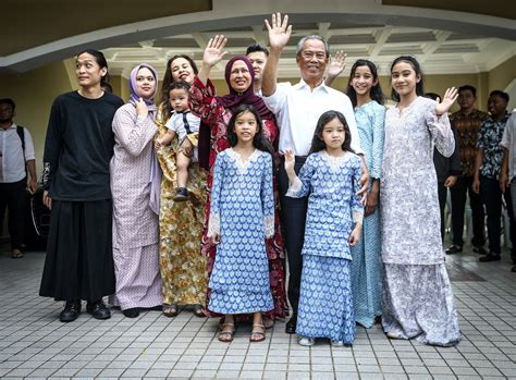 Lahir di muar, johor, 15 mei 1947; Lambaian pertama Muhyiddin & keluarga sebagai PM ke-8 ...