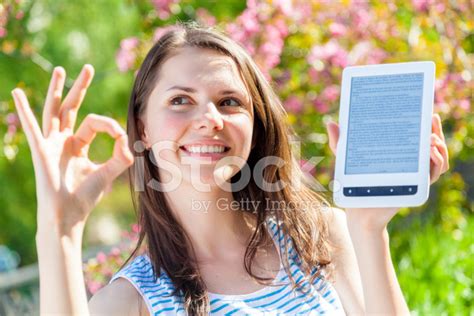 Tonårig Flicka Stående Med Tablett E Reader Utomhus I Summer Pa