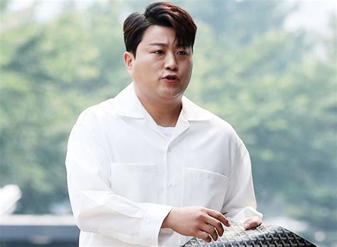 폭행혐의 입건 김호중 말싸움 해프닝, 화해로 끝났다. 김호중, 전 여자친구 폭행설에…"허위 사실…법적조치 준비중 ...