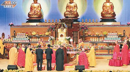 (buddhism) to bathe a buddha statue (as a ceremony). 浴佛大典 近萬善信祈福 - 東方日報