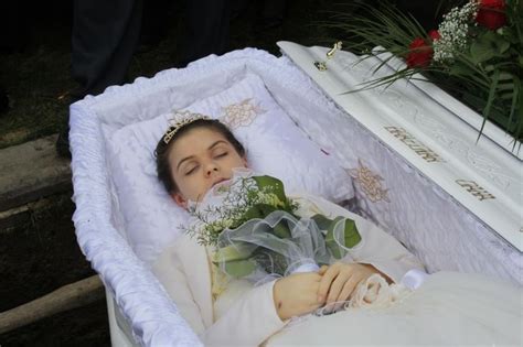 This video shows beautiful women in their funeral caskets! Oana Andreea in her open casket during her burial. | Dead bride, Funeral, Post mortem pictures