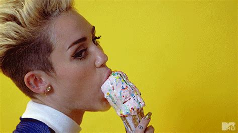 Miley Cyrus Incontra Un Fan Che Molto Felice Di Vederla Archivio Biccy It