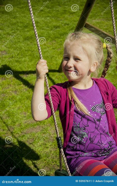 Маленькая девочка отбрасывая на задворк Стоковое Изображение изображение насчитывающей лето