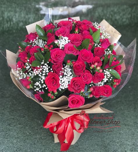 According to one legend, valentine actually sent the first 'valentine' greeting himself. Send valentine flowers to Hochiminh Vietnam trong 2020