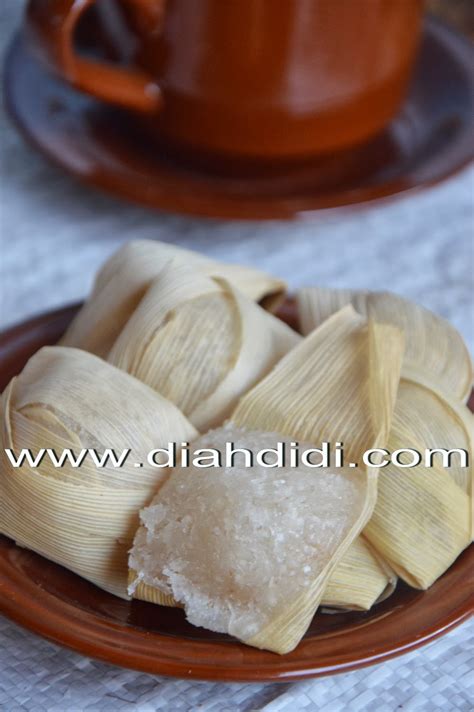 Wajik klethik adalah makanan manis yang terbuat dari ketan dan kelapa muda yang di masak dengan gula hingga menjadi keras. Diah Didi's Kitchen: Wajik Klethik Bungkus Klobot Jagung