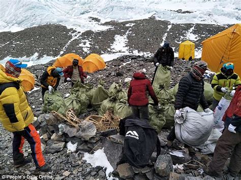Mount Everest Clean Up Begins At 21000ft High Daily Mail Online