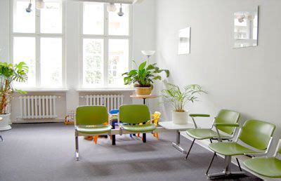 Mein mitbewohner zahlt bereits rundfunkbeiträge für unsere wohnung, deshalb muss ich einen formular der abmeldung darüber erklären. Bild vom Wartezimmer der Praxis | Wartezimmer, Zimmer ...
