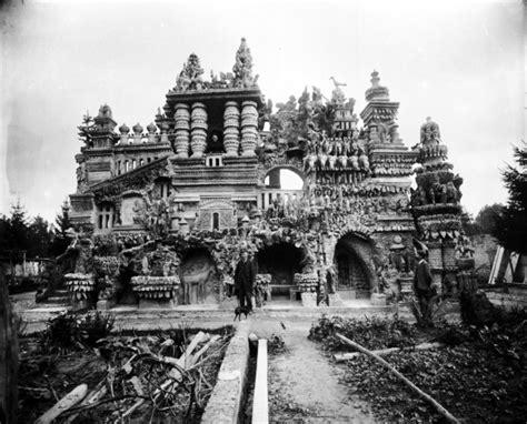 El destino se ensaña con cheval cuando alice muere a los 12 años de edad como consecuencia de una grave enfermedad, dejando sumido tanto a. The Postman who built a Palace made of Pebbles