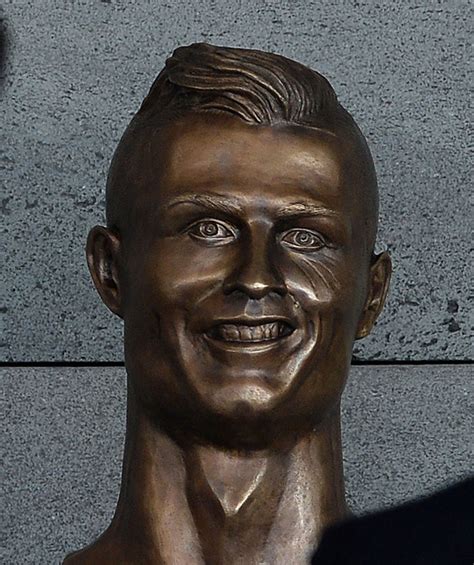 #thatmomentwhen you realise the cristiano ronaldo statue actually looks just like him. 10+ Of The Funniest Reactions To Cristiano Ronaldo's New ...
