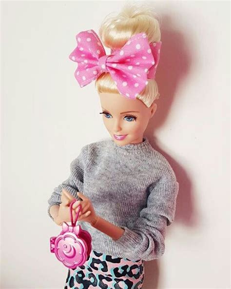 17 Veces en las que Barbie se tomó selfies más fashion que yo para