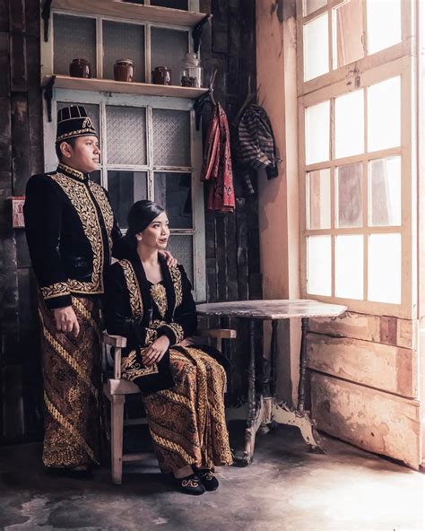 Gamis gaun pesta brokat kombinasi batik modern. 15 Foto Prewedding Sakral dengan Pakaian Adat Indonesia ...