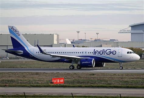 show cause notice issued to indigo mumbai airport over passengers eating food on tarmac
