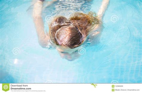 Kind Das Unter Wasser Im Swimmingpool Taucht Stockbild Bild Von Lernen Leute 122685929