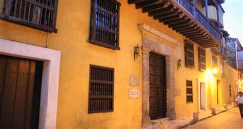En privada, a unos pasos de tienda de conveniencia y la casa cuenta con una recámara en planta baja, el patio de servicio es cerrado totalmente y en planta alta tiene dos recámaras amplias, ya que una. Las calles de Cartagena - Cartagena de Indias