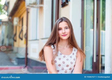Garota Adolescente Com Cabelo Moreno Sorrindo Sentada Em Degraus Imagem