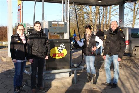 Wer im impfzentrum geimpft wurde, muss den weg in eine apotheke nicht antreten, sondern kann sich das zertifikat direkt herunterladen. Eine moderne Tankstelle mit Top-Service: Die FM-Tankstelle ...