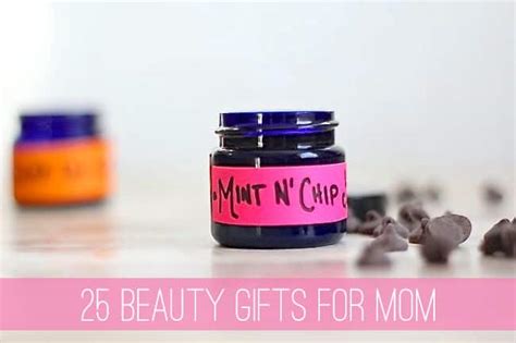 Gift guides for your mom can be overwhelming. 100 Handmade Gifts for Mom | Hello Glow