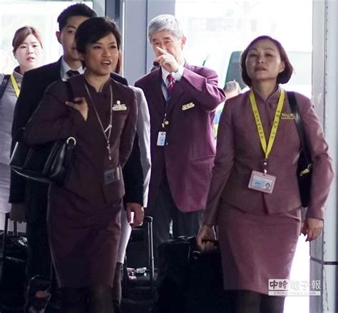 穴位艾灸療法選擇血海、隔俞、神闕、湧泉、曲澤、合谷、至陰、足三里，有一定的療效。 兩年前，曾有位女患者來求診。 患者本身有蕁麻疹。 狀態時好時壞。 搔癢難耐時，皮膚抓成一塊一塊的整片紅色面積是常有的事。 來診所後，根據中醫辨證原則. 華航一名女性空服員確診感染德國麻疹 - 中時電子報