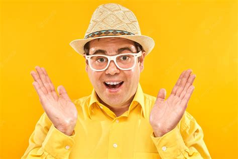 Premium Photo Funny Fat Man Tourist In Hat And Glasses With Surprised