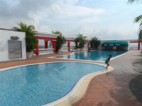 Malaysia, johor bahru, 88, jalan ibrahim sultan, stulang laut. The swimming pool - Picture of Berjaya Waterfront Hotel ...