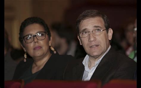 ˈpeðɾu mɐnuˈɛl mɐˈmɛðɨ ˈpasuʃ kuˈɐʎu; Fátima Padinha - Ex-mulher de Passos Coelho debilitada ...