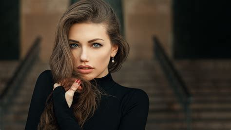 2048x1152 Model Girl Svetlana Grabenko Blue Eyes Brunette Wallpaper Coolwallpapersme