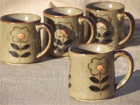 70s Retro Daisy Flower Coffee Cups Vintage Stoneware Pottery Mugs Set