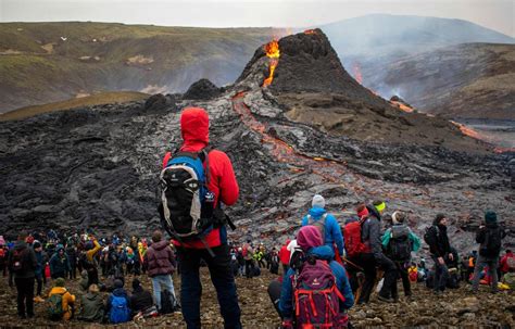 Islande Des Milliers De Touristes Et Locaux Venus Admirer Léruption