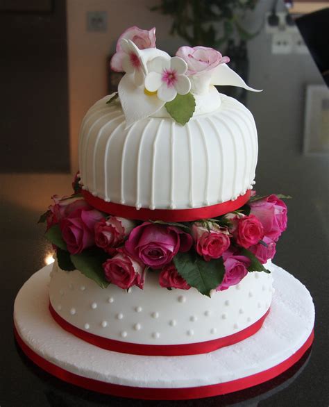 Edible decorations are a great yet easy cake decorating method. Time well spent: cake decorating course - lovinghomemade