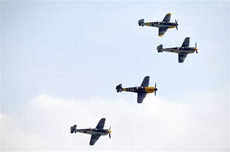 36 Amazing Pictures From The Battle Of Britain Air Show At Duxford