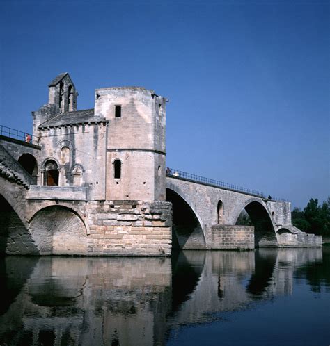 Sur, or is it Sous, le Pont d'Avignon