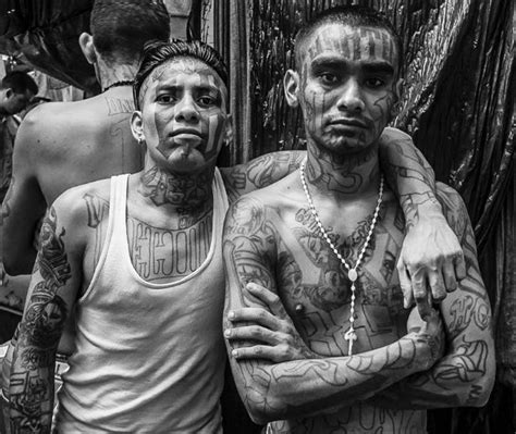 Muñoz took the photographs by spending time in the prisons in el salvador that are now home to many of the gang members. Así es la vida de lujo de los Mara Salvatrucha en prisión ...