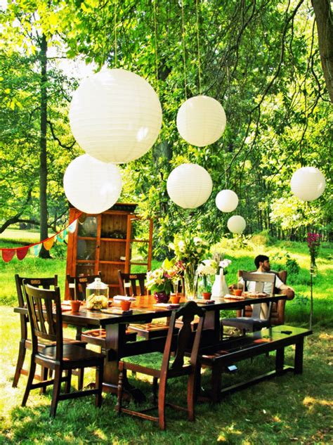 Festive Outdoor Dining Area Decor Ideas