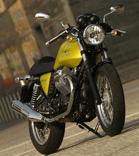Dripping with authentic retro styling, the 2009 v7 classic is a head turner. MOTO-GUZZI V7 CAFE CLASSIC (2009-2013) Review | MCN
