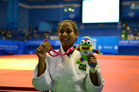 O hábito de praticar um esporte com a estreia do vôlei de praia como esporte olímpico foi em 1992, em barcelona. EBC | Judoca leva ouro para o Brasil nos Jogos Olímpicos ...