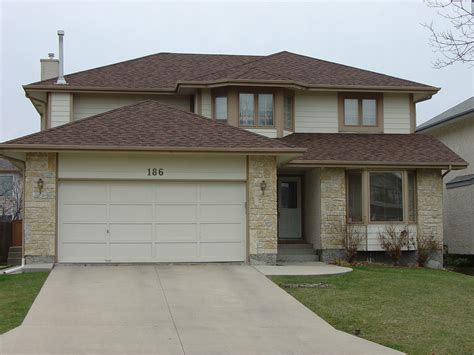 Burnt sienna shingles by certainteed have a earthly tone that sets in well in any home. Landmark Burnt Sienna Hip roof - Dr. Roof - Winnipeg ...