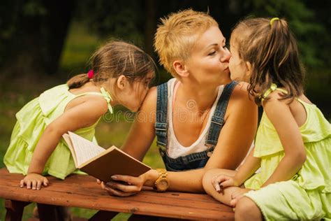 La Maman Et Deux Belles Filles Se Donnent Des Baisers Dans La Forêt Dété Photo Stock Image Du