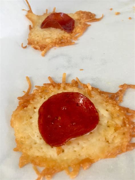 Doch gehört der parmesan keiner käserei, sondern einer italienischen bank. Low Carb Parmesan Pizza Crisps are an easy keto friendly ...