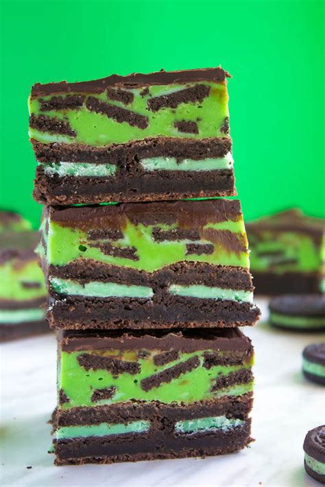 This tastes exactly like a giant andes mint in chocolate fudge form that is too delicious and super easy to prepare. Mint Oreo Fudge Brownies ~ Recipe | Queenslee Appétit
