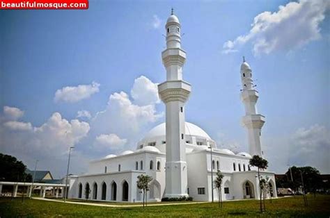 Seremban:seremban's latest attraction, masjid sri sendayan, has won praises from the public for its elegant and artistic islamic architecture. Hussain-Mosque-in-Seremban-Malaysia | Mesjid, Arsitektur