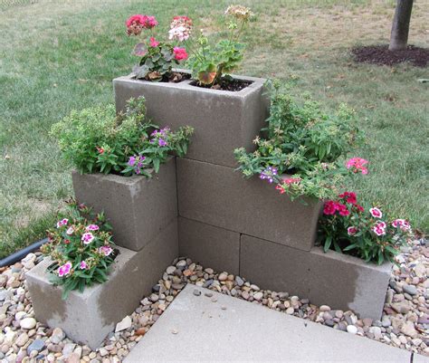 Cinder Block Ideas 6 - Decoratoo | Cinder block garden, Plants