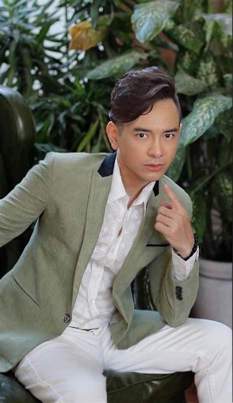 Sau vài tháng chiến đấu với căn bệnh viêm phổi, ca sĩ việt quang đã trút hơi thở cuối cùng vào rạng sáng ngày 12.8 tại nhà riêng ở quận 3. Ca sĩ Việt Quang chưa được xuất viện vì bệnh viện Nhiệt ...