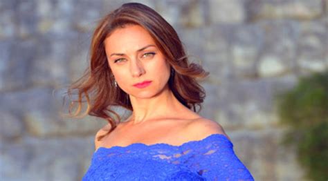 Sanem çelik'in yaklaşık olarak yarım saat orada öylece oturduğunu iddia eden muhabirler magazin tarihinin en büyük skandallarından bir tanesini görüntülemenin heyecanı içindeydi hiç kuşkusuz. Sanem Çelik kimdir? - Son Dakika Haberler
