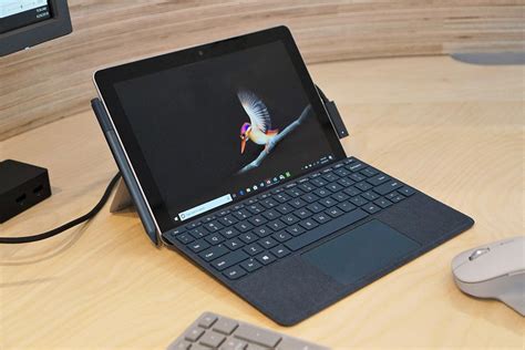 Trên Tay Surface Go Máy Tính Bảng Nhỏ Nhất Rẻ Nhất Của Microsoft